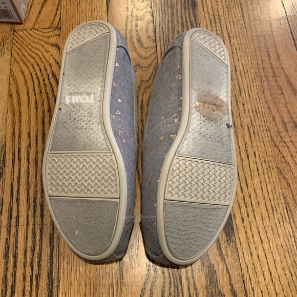GUC TOMS Gray chambray and rose gold women’s size 6 - Picture 3 of 5